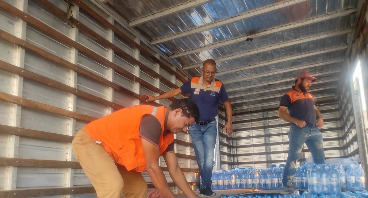 Defesa Civil Municipal mantém distribuição de água mineral para famílias atingidas pela seca