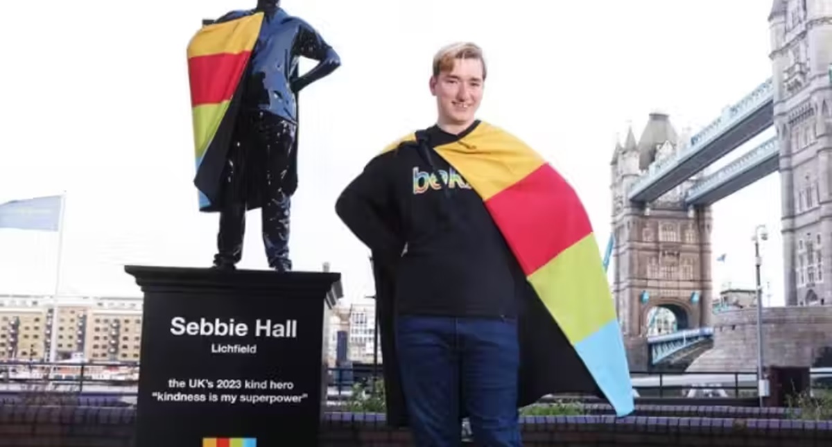 Jovem é coroado herói da gentileza e ganha estátua no Reino Unido