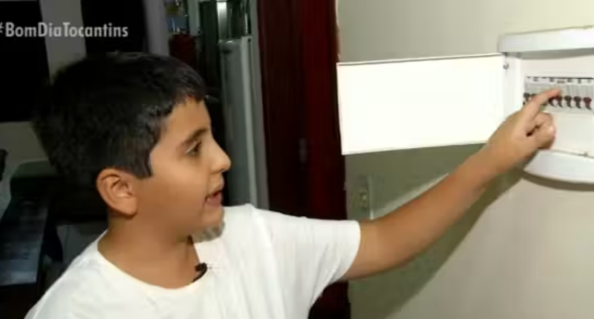 Menino de 10 anos salva mãe que levava choque; aprendeu na escola - News Rondônia Menino de 10 anos salva mãe que levava choque; aprendeu na escola - News Rondônia