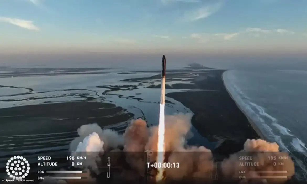 SpaceX lança foguete, mas propulsor explode após separar da Starship