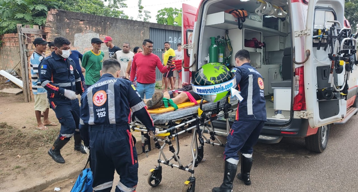 Homem é atacado a golpes de facão após ter casa invadida na zona leste