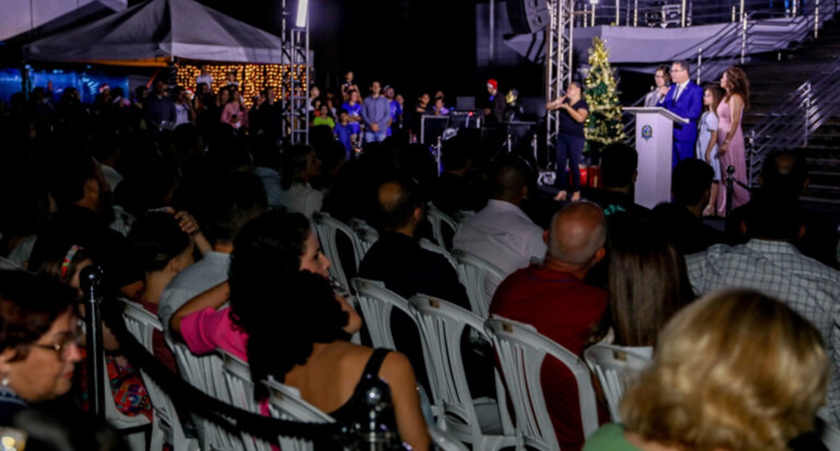 Com espetáculo de luzes e atrações musicais, abertura do “Natal de Luz” reúne famílias rondonienses no Palácio Rio Madeira