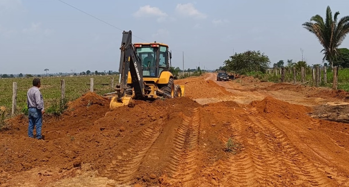 Prefeitura intensifica recuperação de estradas e ramais para escoamento da produção na Vila da Penha, em Abunã