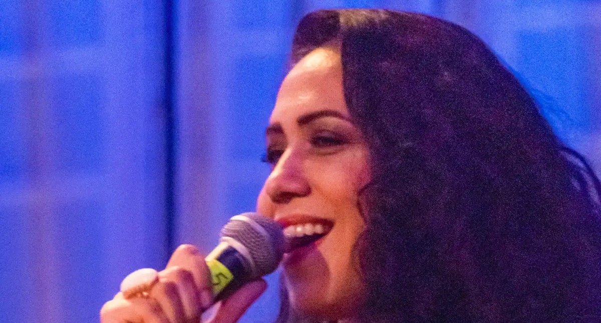 Cantora palestina conta trajetória como refugiada no Brasil
