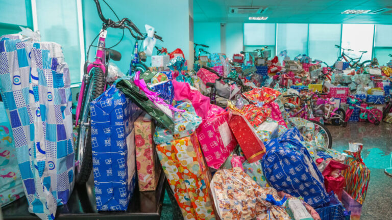 Governo de Rondônia entrega presentes para a Campanha “Papai Noel dos Correios” - News Rondônia