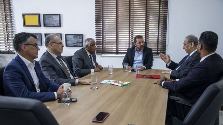 Prefeito Hildon Chaves recebe magistrados no Prédio do Relógio - News Rondônia