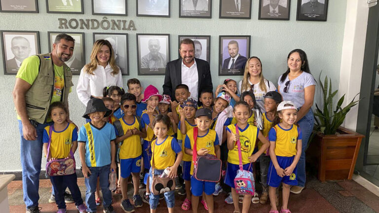 Prefeito Hildon Chaves recebe alunos em seu gabinete, no projeto Turismo Pedagógico - News Rondônia