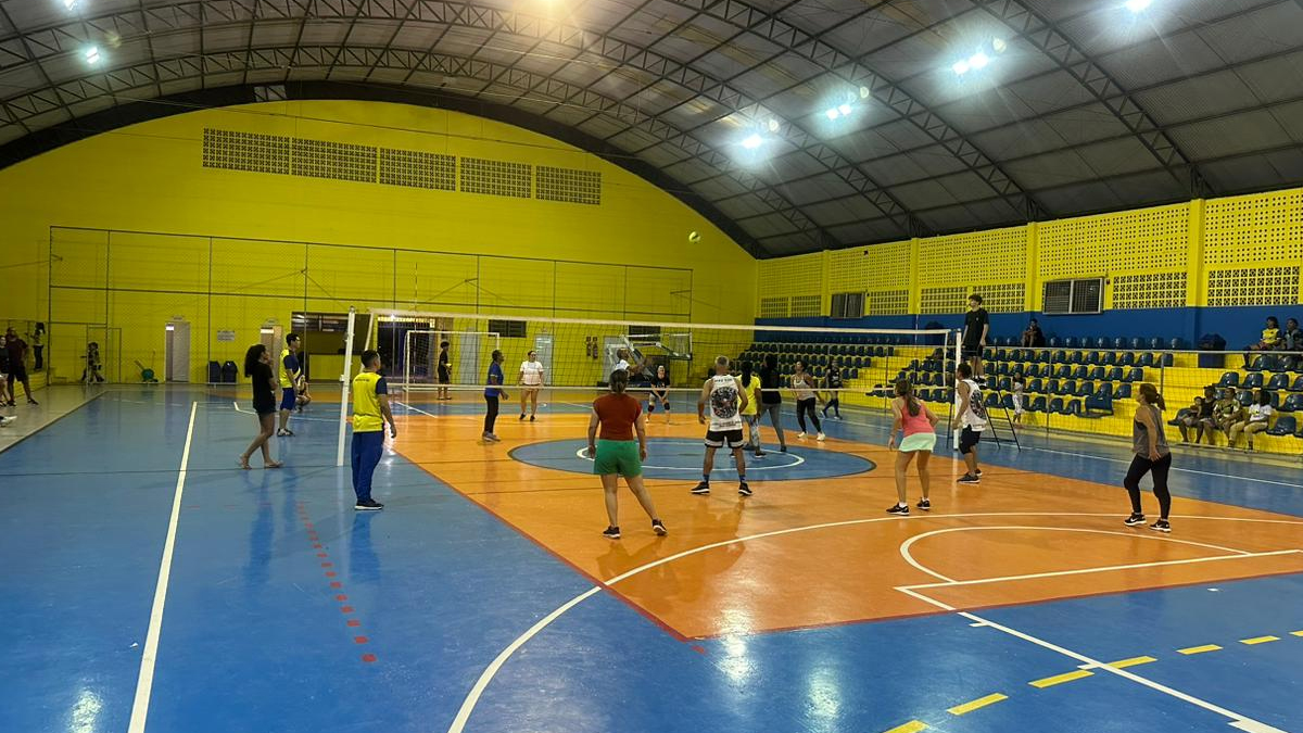 Pais de alunos do Programa Talentos do Futuro participam de jogos de voleibol - News Rondônia