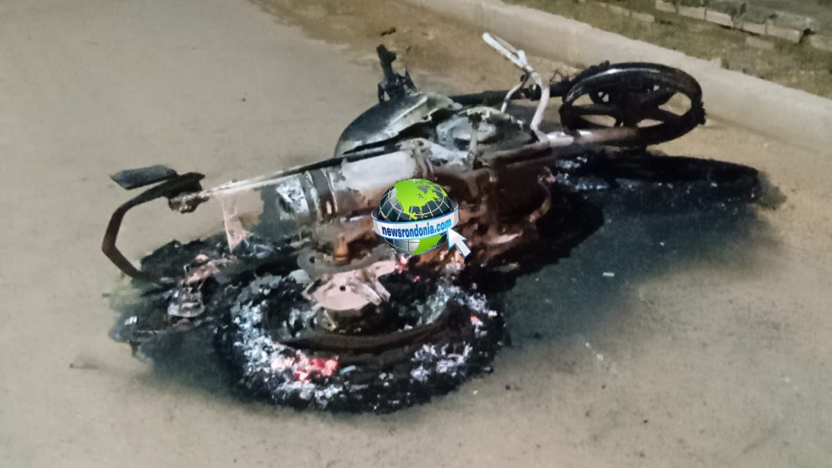 URGENTE: Moto ocupada por casal pega fogo após grave acidente na zona leste - News Rondônia