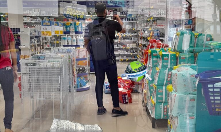 Bandidos quebram vidro e invadem farmácia na 7 de Setembro