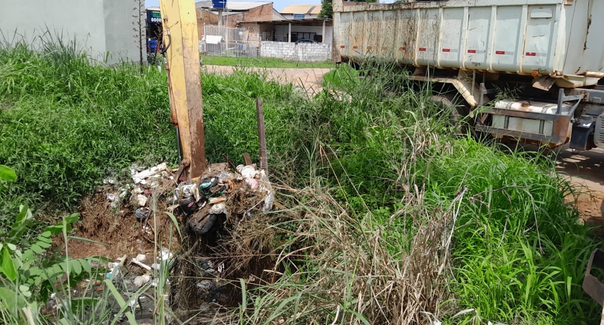 Equipes da Prefeitura seguem com limpeza nos canais da capital