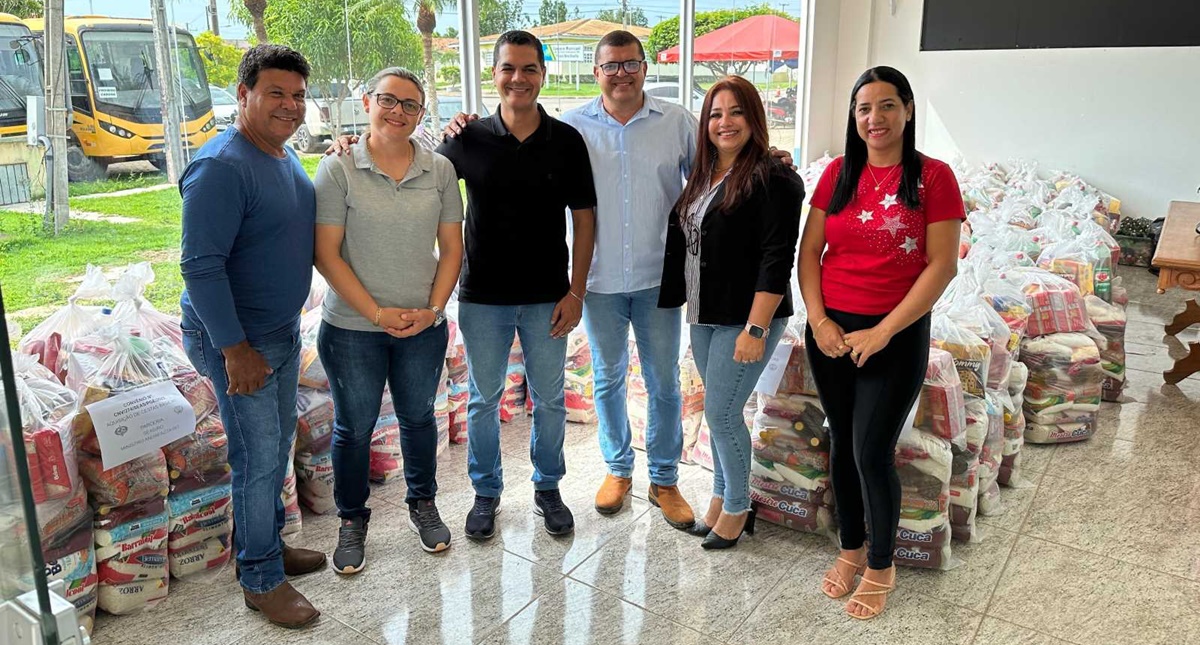 Deputado Cássio Gois viabiliza aquisição de 300 cestas básicas para Ministro Andreazza