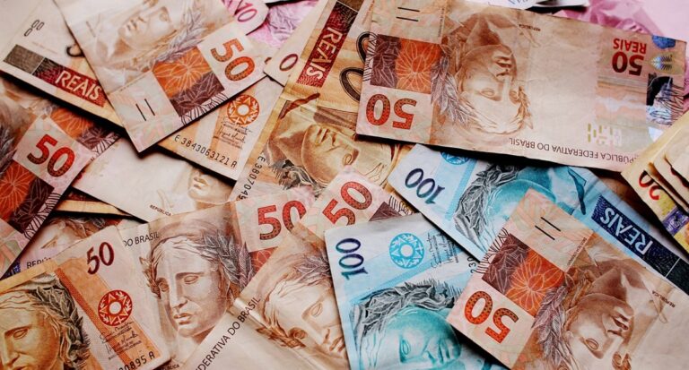 Lula assina decreto que reajusta salário mínimo para R$ 1.412