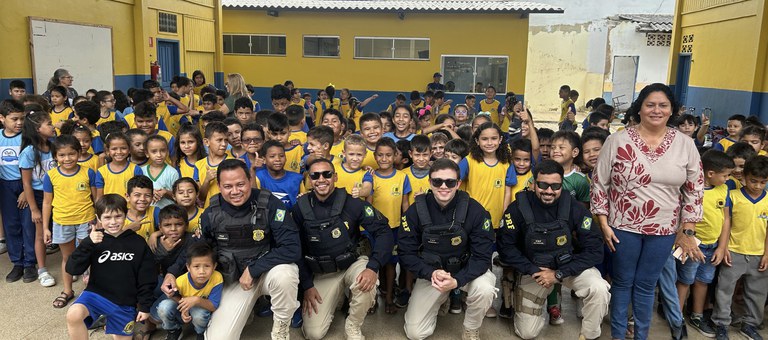 Em Porto Velho, PRF realiza ação solidária em escola municipal