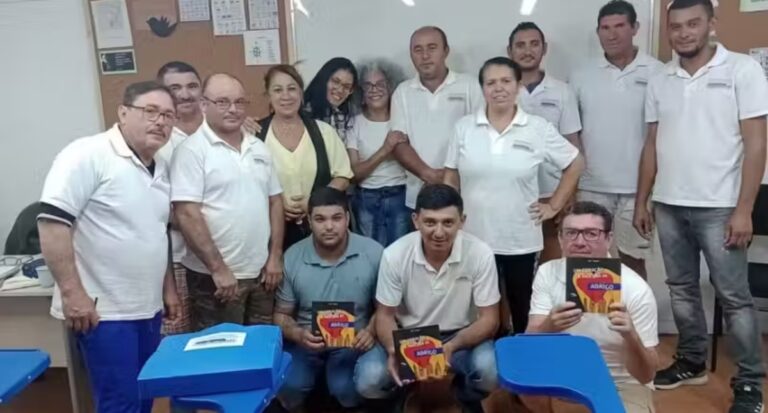 Operários aprendem a ler e escrever em canteiro de obras no Rio