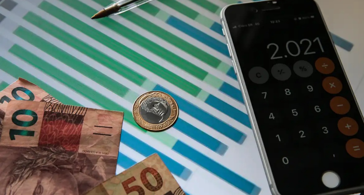 Mercado financeiro reduz previsões para inflação e câmbio