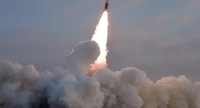 Coreia do Norte dispara míssil e condena EUA por aumentar tensões