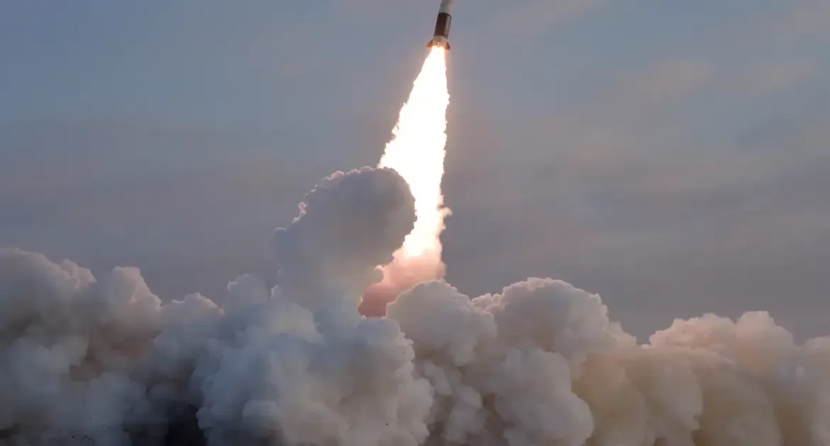 Coreia do Norte dispara míssil e condena EUA por aumentar tensões