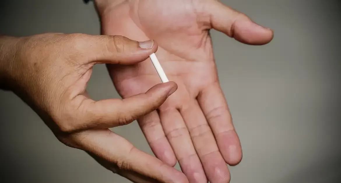 Entenda o que é o chip da beleza condenado por entidades médicas