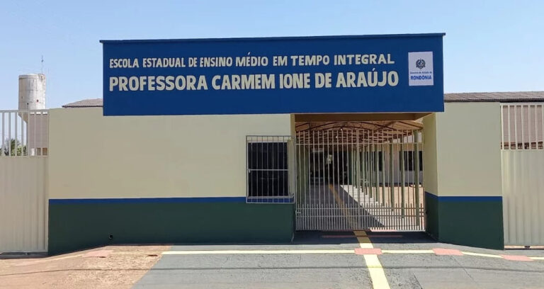 Cláudia de Jesus busca informações sobre encerramento do ensino médio em escola de Ariquemes