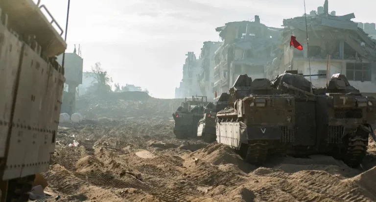 Gaza trabalhadores enrolam corpos em lençóis, após bombardeio