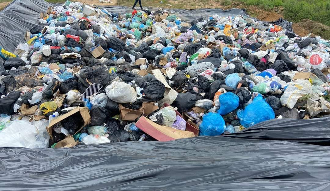 URGENTE: Prefeitura de Candeias do Jamari descarta de forma criminosa o lixo doméstico