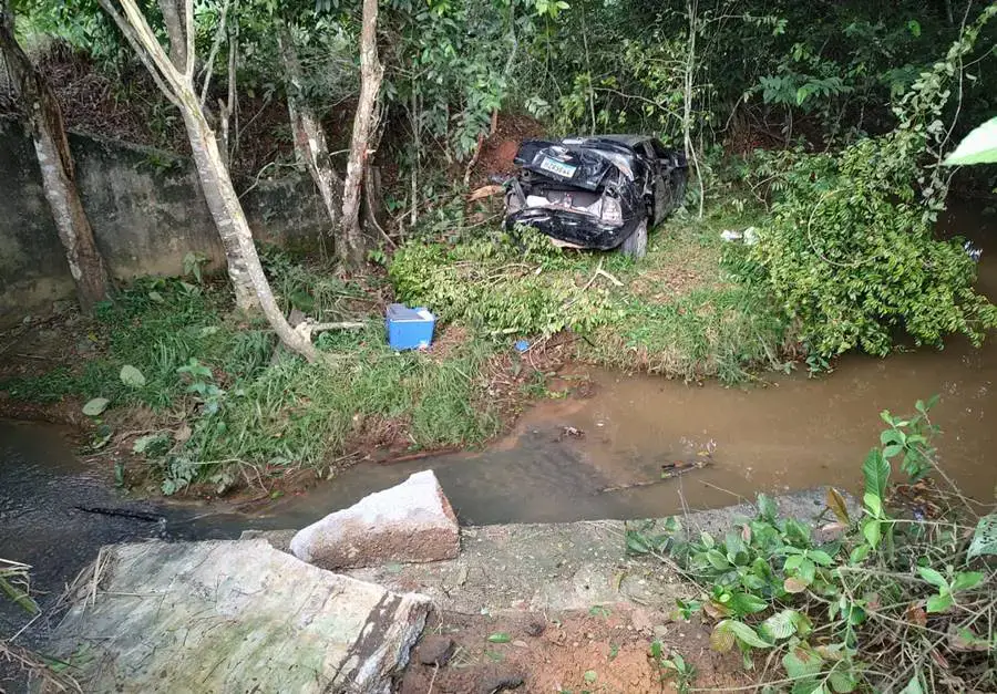 Corsa classic é destruído em acidente na BR-364 - News Rondônia