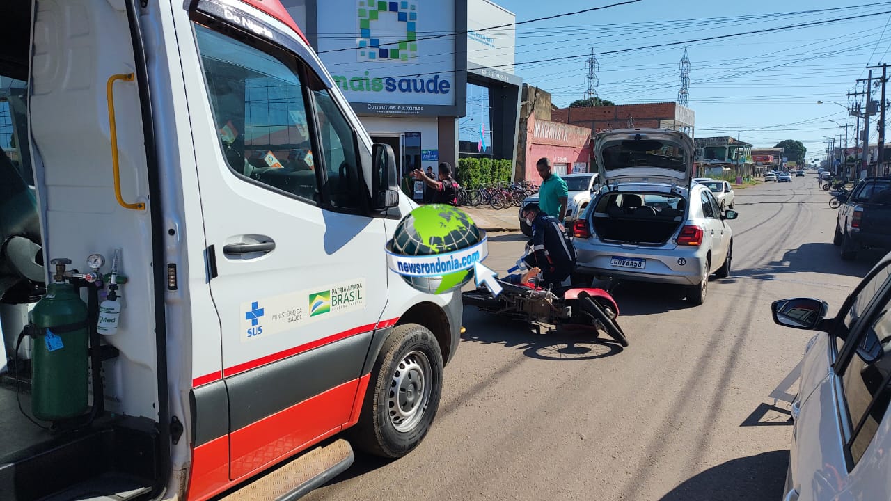 Motociclista é socorrida após batida em traseira de carro de aplicativo