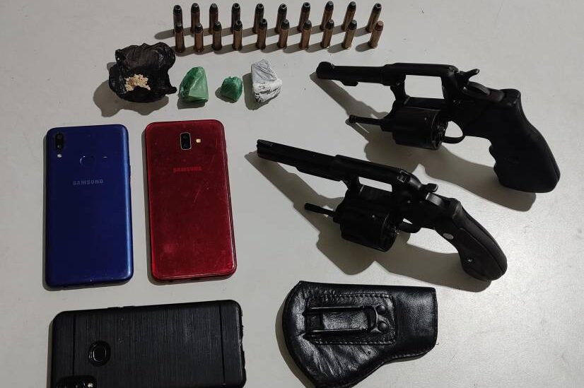 Após denúncia, Polícia apreende armas, drogas e munições em Boca de fumo de Vilhena