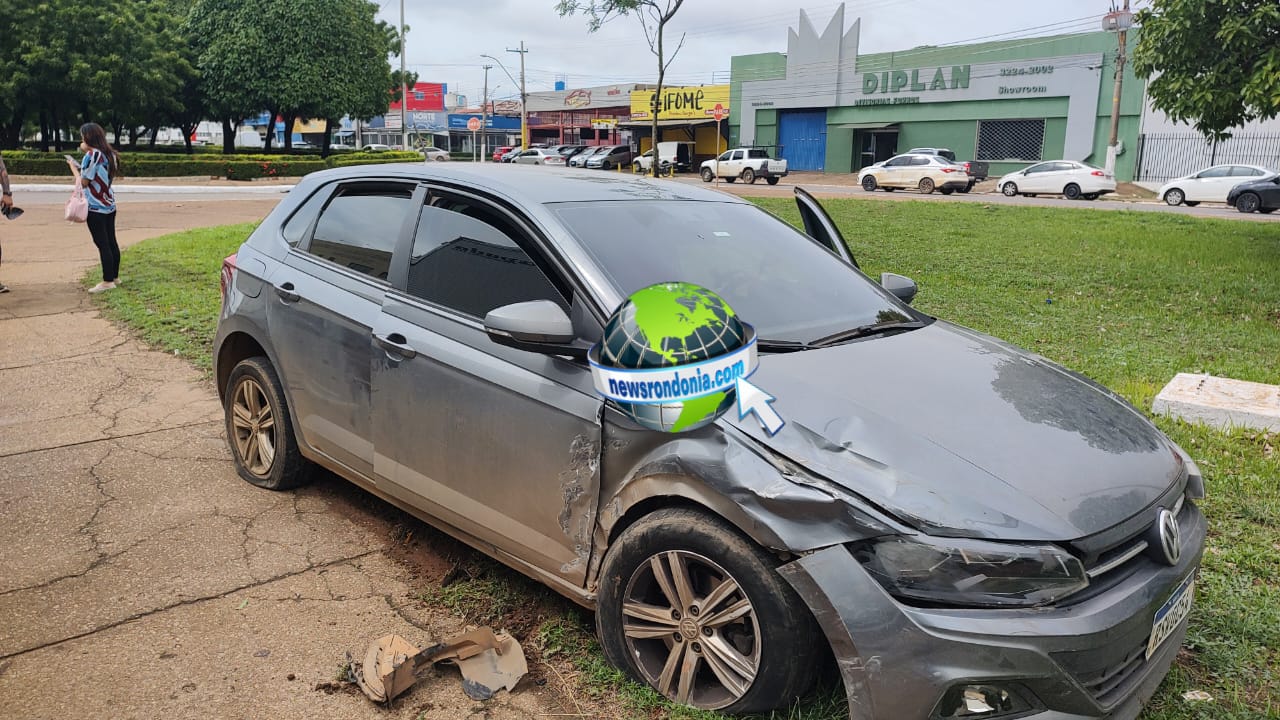 De acordo com testemunhas, o idoso seguia sentido aeroporto no Polo, quando uma mulher que conduzia o Mobi saiu de repente do estacionamento da Defensoria e causou a colisão.
