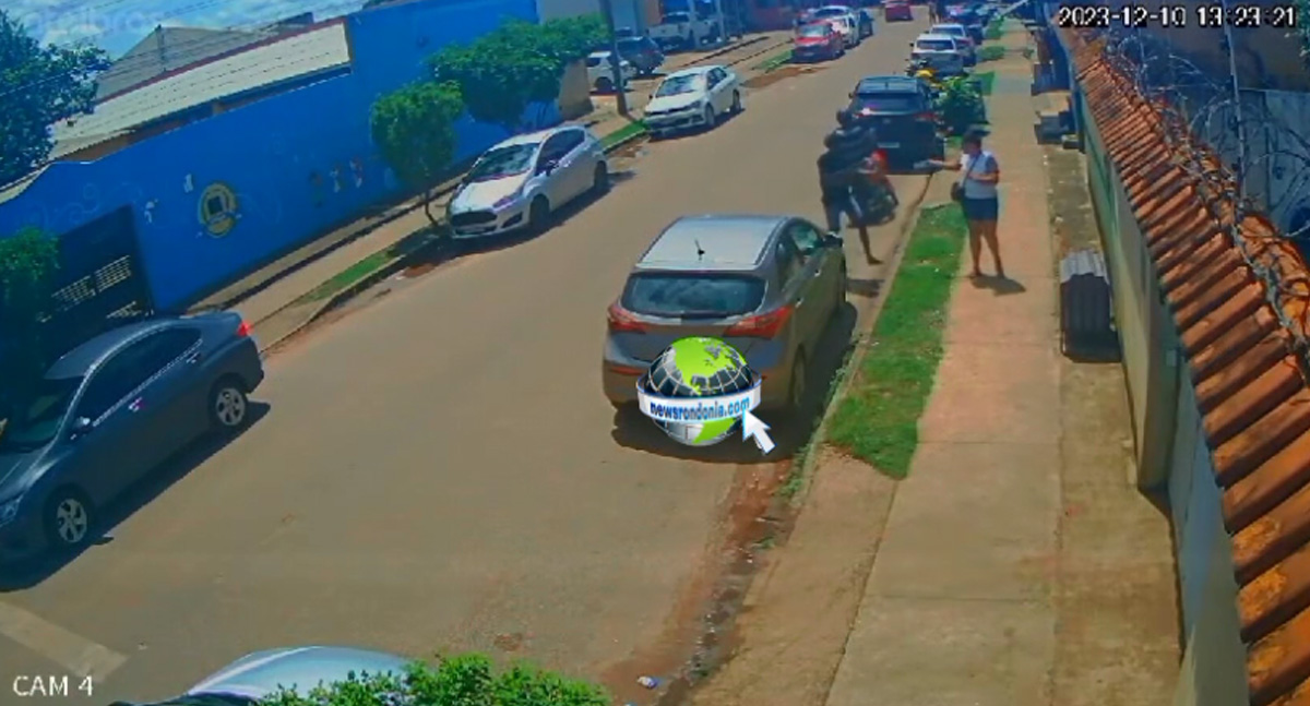 VÍDEO: Câmera registra jovem sendo assaltada na porta de casa por bandidos em Honda Pop na zona leste