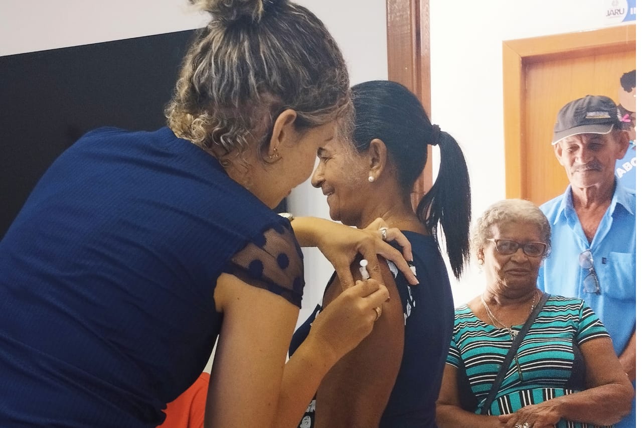 Idosos atendidos pelos serviços sociais em Jaru são imunizados contra a Gripe