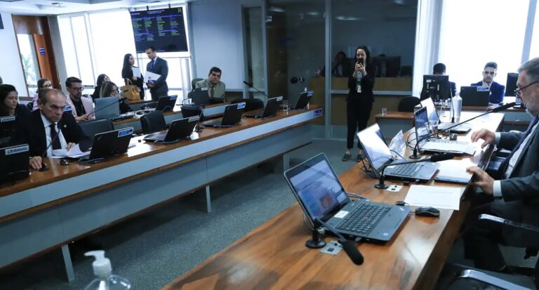 Comissão do Senado adia votação sobre vacinação em escolas públicas