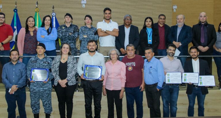 Cláudia de Jesus faz homenagem a policiais, advogados e a OAB Rondônia