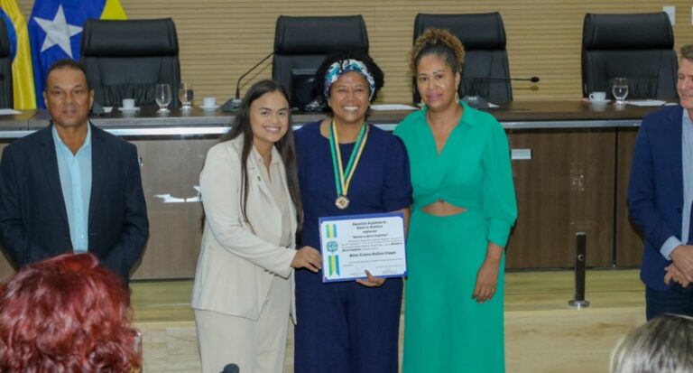 Dra Taíssa prestigia sessão solene em homenagem a deputada federal Silvia Cristina