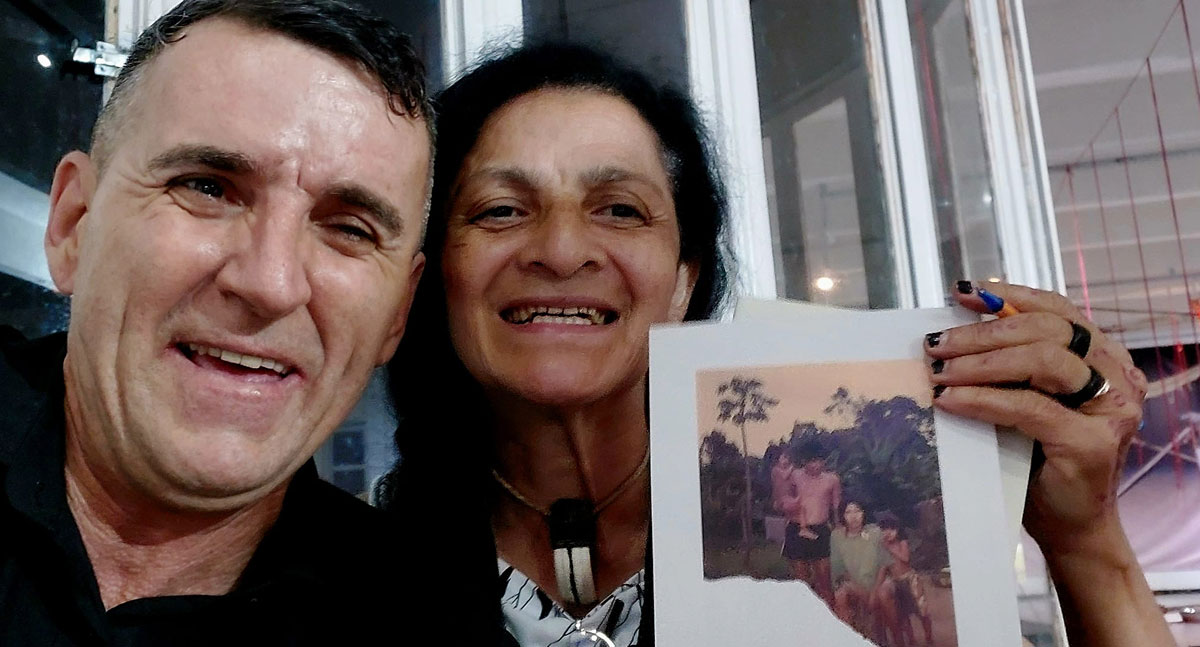 Ivaneide Cardozo lança livro com imagens marcantes do povo Suruí - News Rondônia