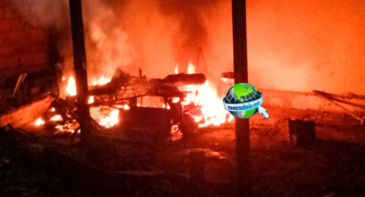 Moto é incendiada em casa usada como boca de fumo na zona sul - News Rondônia