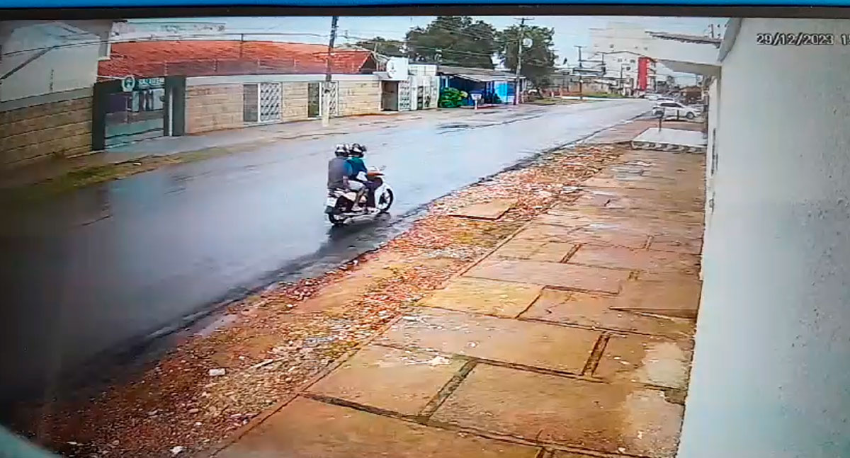 VÍDEO: Dupla é filmada assaltando jovens no centro de Porto Velho - News Rondônia