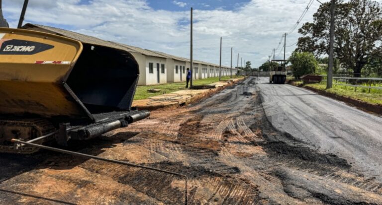 Ruas do residencial Pró-Moradia Leste começam a ser pavimentadas