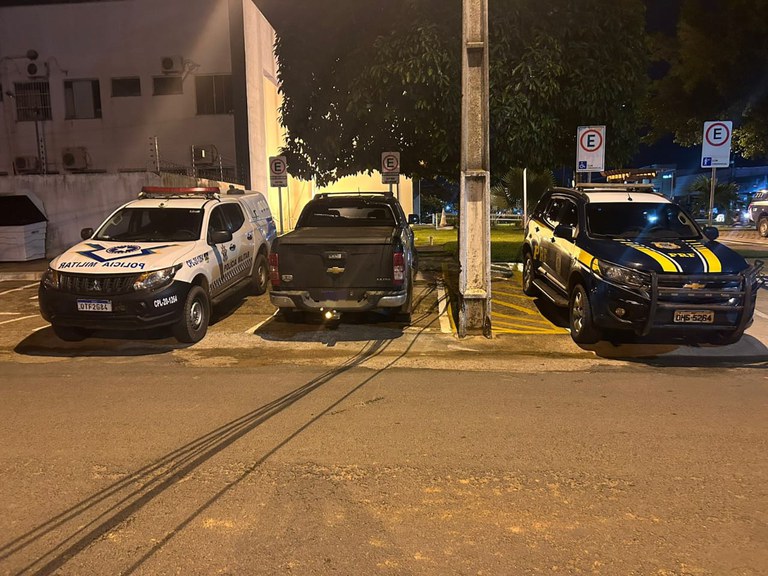 Em Monte Negro, PRF e PMRO recuperam caminhonete
