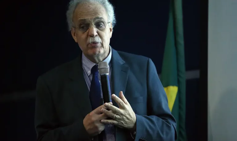 Climatologista alerta que Amazônia está próxima de se tornar savana