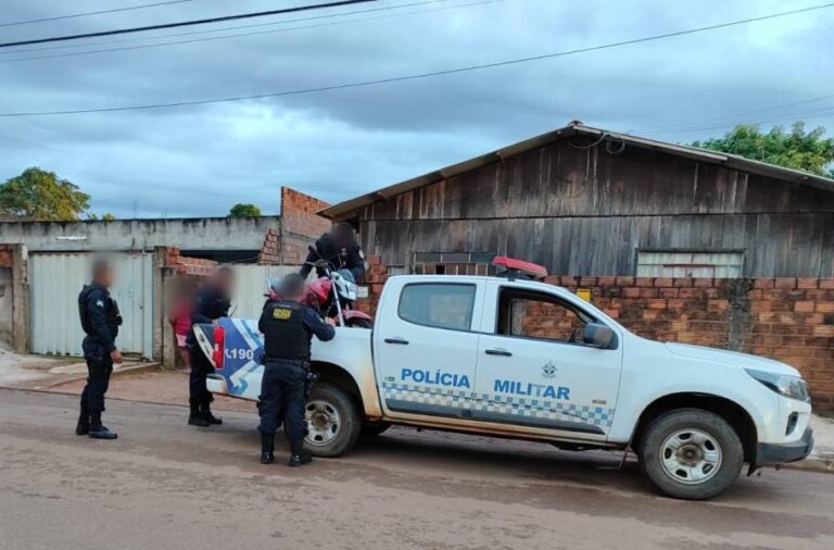 Inabilitado e pilotando motocicleta, foragido é preso durante operação policial contra facções criminosas, em Vilhena