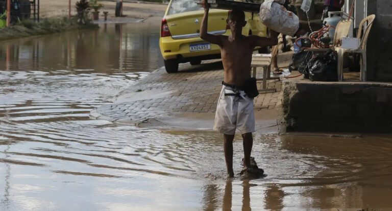Drenagem inoperante retarda escoamento de águas na Baixada Fluminense