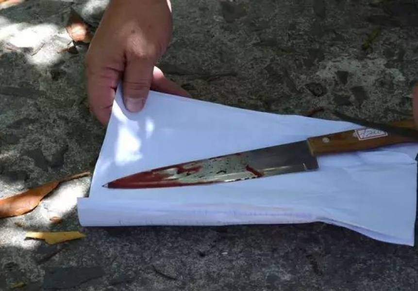 Homem invade casa e esfaqueia outro após suposto abuso sexual contra criança