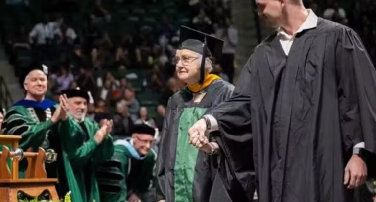 Idosa de 90 anos conclui mestrado em universidade acompanhada do neto de 23