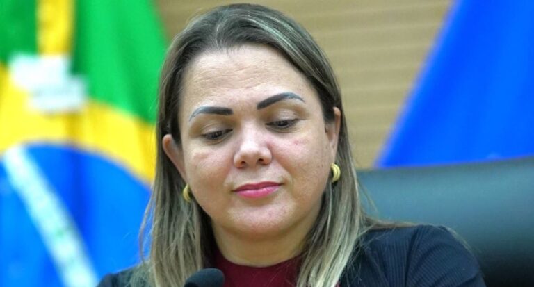 Cláudia de Jesus enaltece lei assinada por Lula contra bullying e cyberbullying
