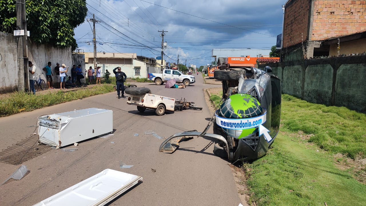 URGENTE: Acidente entre três veículos deixa dois feridos e capotamento de HB20 na zona sul