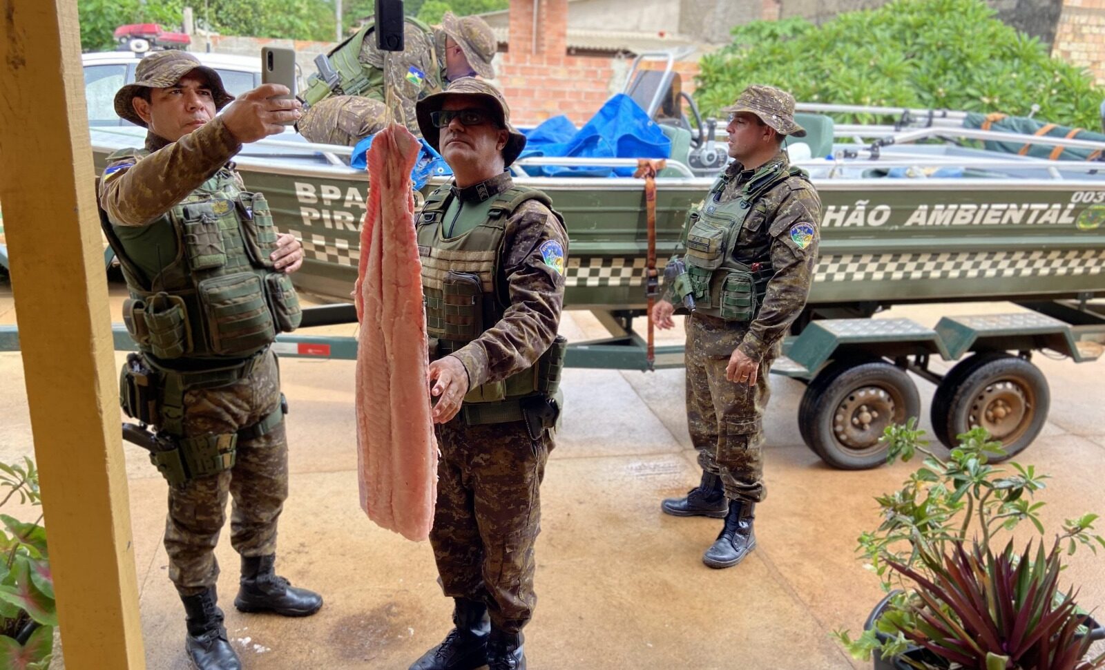Fiscalização ambiental da Polícia Militar apreende 177 quilos de pirarucu ilegal na Reserva Extrativista Rio Cautário