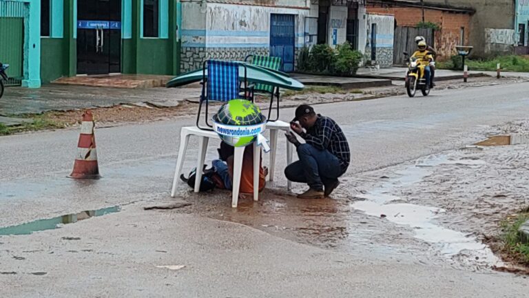 Carro avança preferencial e causa grave acidente com motociclista na zona leste