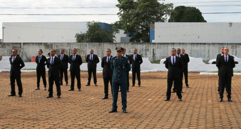 Início do CFO da Polícia Militar de Rondônia com entrada dos novos cadetes pelo portão das armas do centro de ensino